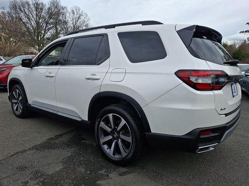 Platinum White Pearl 2023 Honda Pilot Touring 8-Passenger