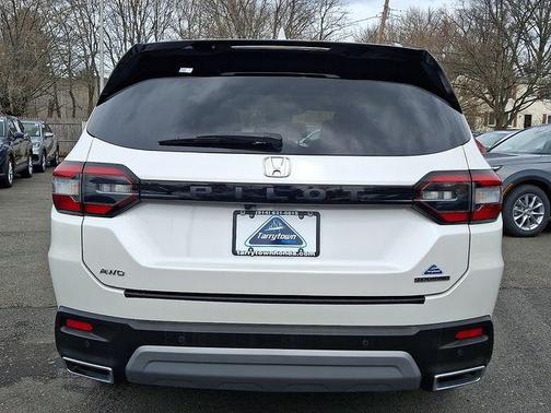 Platinum White Pearl 2023 Honda Pilot Touring 8-Passenger