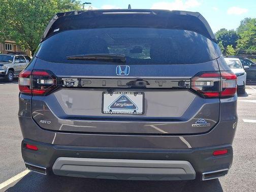 Modern Steel Metallic 2023 Honda Pilot Touring 8-Passenger