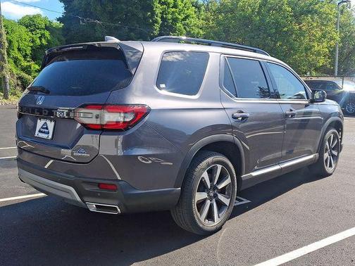 Modern Steel Metallic 2023 Honda Pilot Touring 8-Passenger