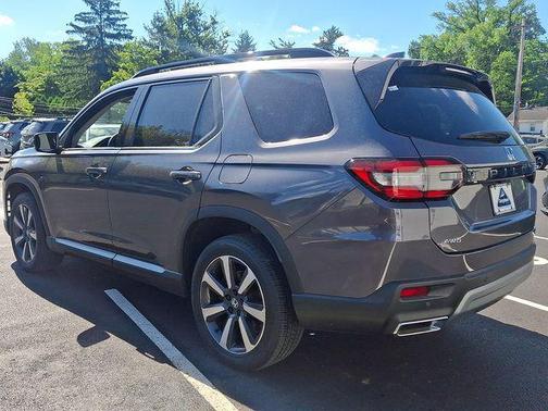 Modern Steel Metallic 2023 Honda Pilot Touring 8-Passenger