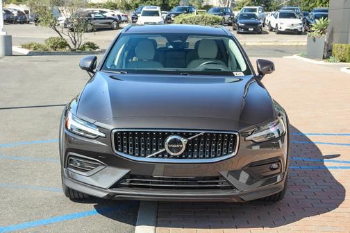 2025 Volvo V60 Cross Country B5 Ultra