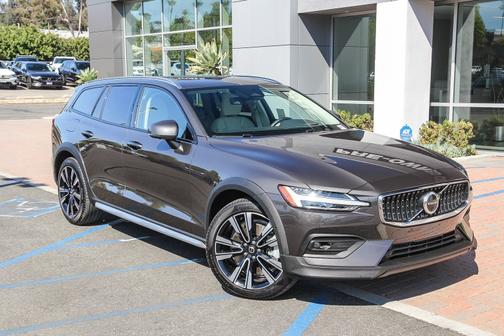 2025 Volvo V60 Cross Country B5 Ultra