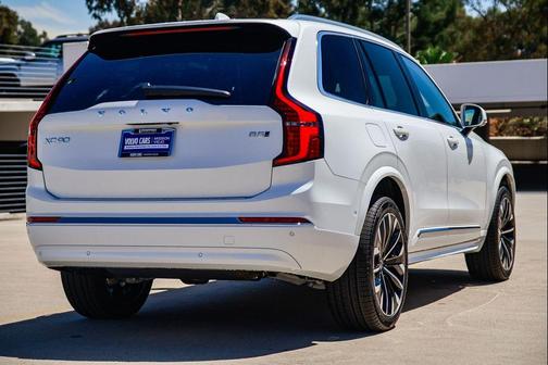 Crystal White Pearl 2026 Volvo XC90 Plus, B5 AWD Gas (mild hybrid), Gasoline, Bright, 7 Seats