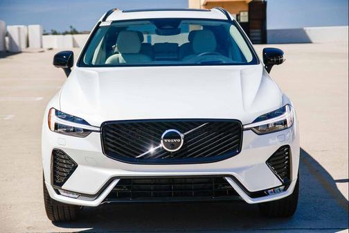 Crystal White Metallic 2026 Volvo XC60 B5 Ultra