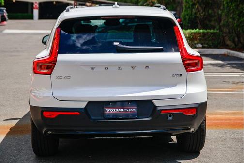 Crystal White 2026 Volvo XC40 Core, B5 AWD Gas (mild hybrid), Dark