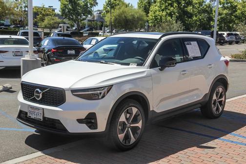 2025 Volvo XC40 B5 Plus Dark Theme
