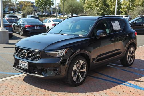 2023 Volvo XC40 B5 AWD Plus Dark