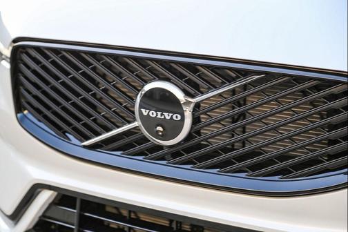 Crystal White Metallic 2026 Volvo XC60 B5 Ultra