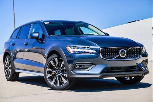 Denim Blue Metallic 2026 Volvo V60 Cross Country Ultra, B5 AWD Gas (mild hybrid)