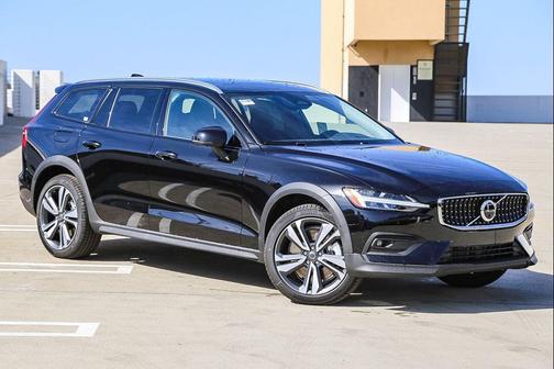 2026 Volvo V60 Cross Country Plus, B5 AWD Gas (mild hybrid)
