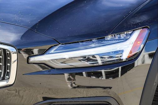 2026 Volvo V60 Cross Country Plus, B5 AWD Gas (mild hybrid)