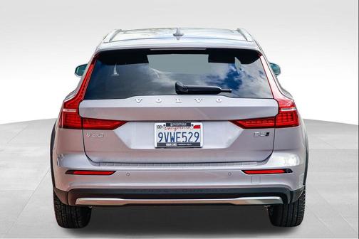 2026 Volvo V60 Cross Country Plus, B5 AWD Gas (mild hybrid)