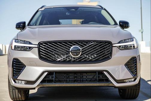 Aurora Silver 2026 Volvo XC60 B5 Plus