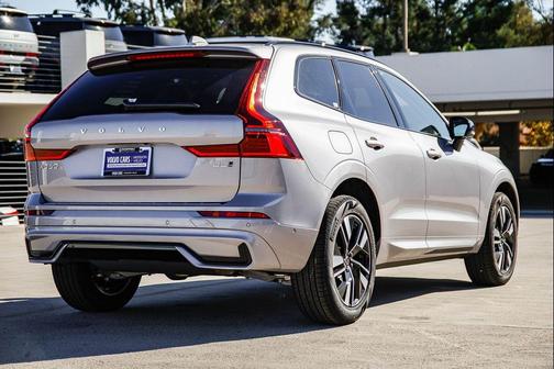 Aurora Silver 2026 Volvo XC60 B5 Plus