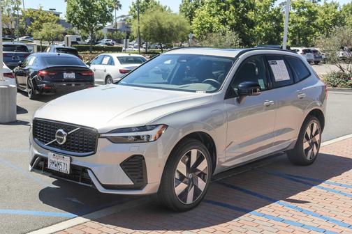 2024 Volvo XC60 Recharge Plug-In Hybrid T8 Plus Dark