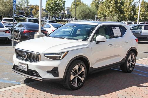 2025 Volvo XC40 B5 Plus Bright Theme