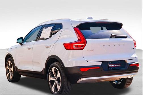 Cloud 2025 Volvo XC40 B5 Plus Bright Theme