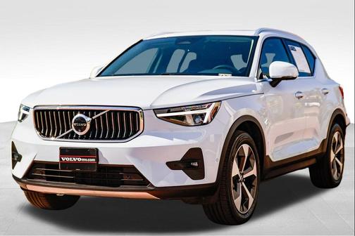 Cloud 2025 Volvo XC40 B5 Plus Bright Theme