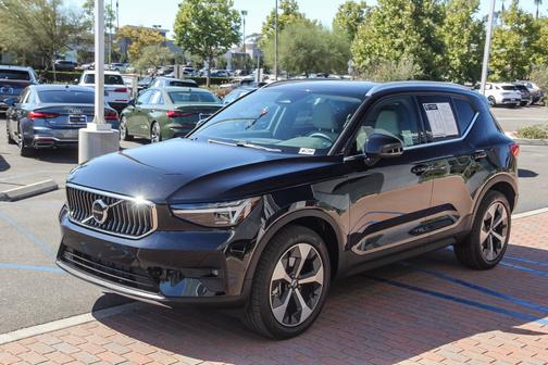 2025 Volvo XC40 B5 Plus Bright Theme