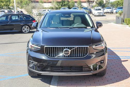 2025 Volvo XC40 B5 Plus Bright Theme