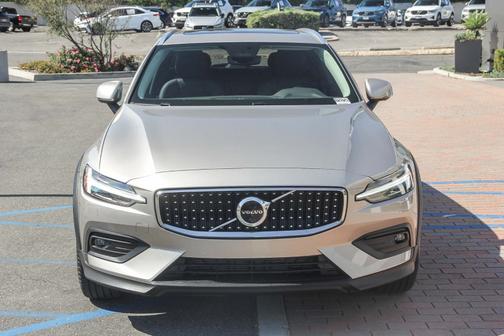 2025 Volvo V60 Cross Country B5 Plus