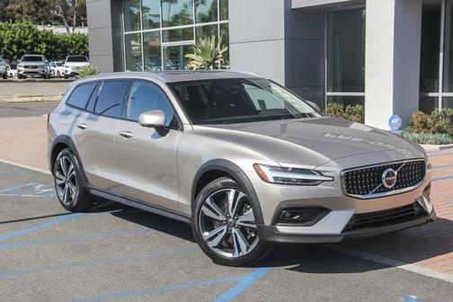 2025 Volvo V60 Cross Country B5 Plus