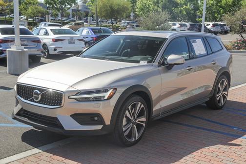 2025 Volvo V60 Cross Country B5 Plus