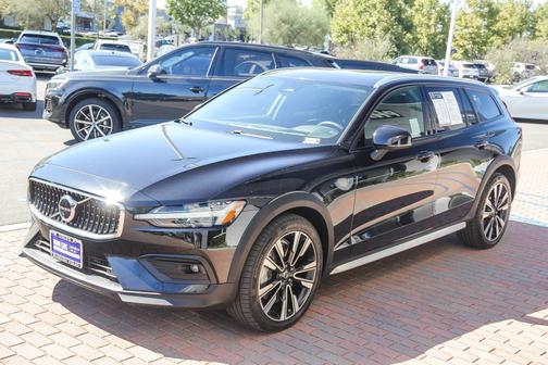 2023 Volvo V60 Cross Country B5 AWD Ultimate