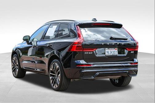 Onyx Black Metallic 2026 Volvo XC60 B5 Ultra