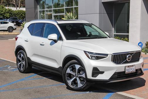 2025 Volvo XC40 B5 Core Bright Theme