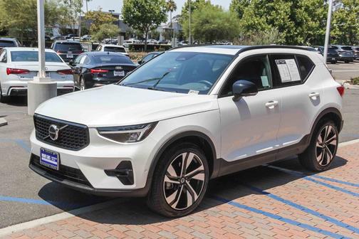 2025 Volvo XC40 B5 Plus Dark Theme