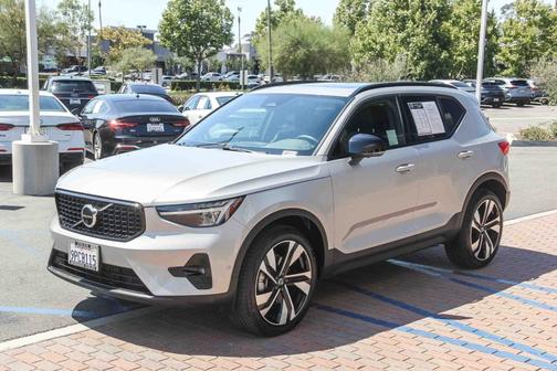 2025 Volvo XC40 B5 Plus Dark Theme