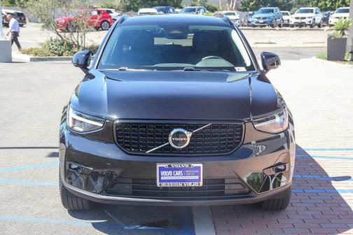 2025 Volvo XC40 B5 Plus Dark Theme
