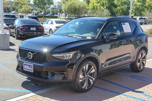 2025 Volvo XC40 B5 Plus Dark Theme