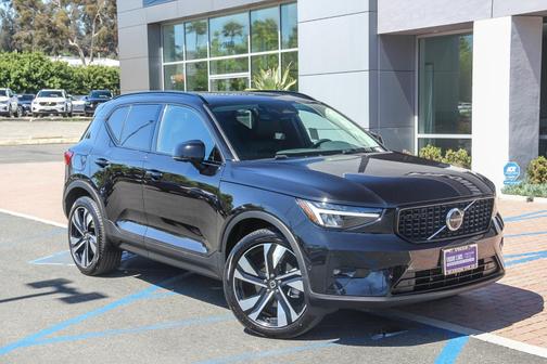 2025 Volvo XC40 B5 Plus Dark Theme
