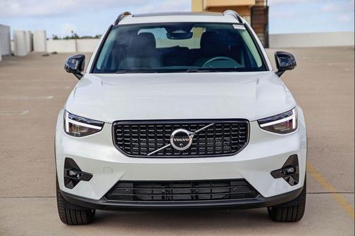 Crystal White 2026 Volvo XC40 Ultra, B5 AWD Gas (mild hybrid), Dark