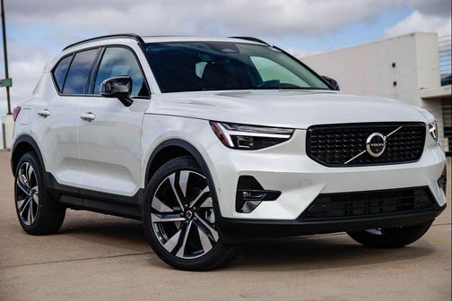 Crystal White 2026 Volvo XC40 Ultra, B5 AWD Gas (mild hybrid), Dark
