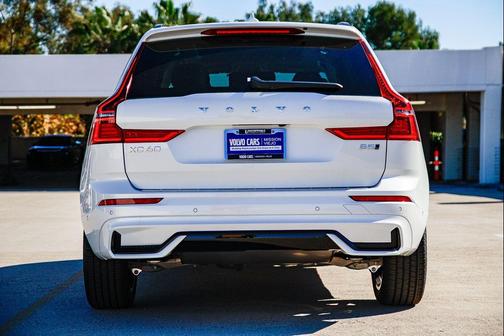 Crystal White Metallic 2026 Volvo XC60 B5 Plus