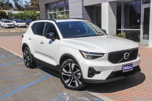 2025 Volvo XC40 B5 Plus Dark Theme