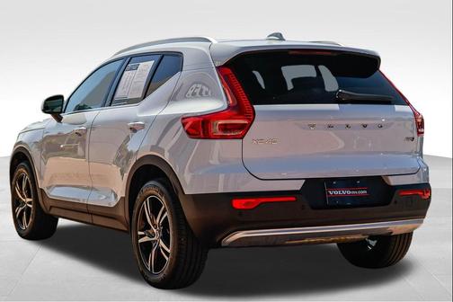 Cloud 2025 Volvo XC40 B5 Core Bright Theme