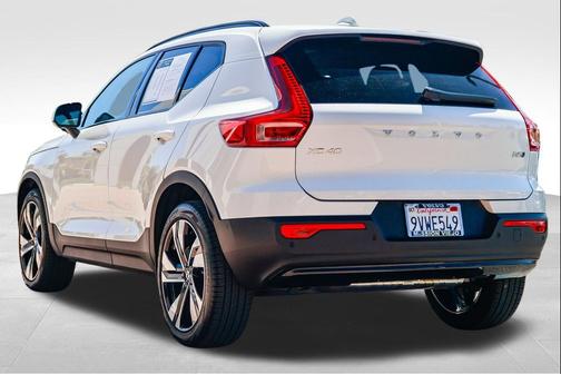 Crystal White 2026 Volvo XC40 Ultra, B5 AWD Gas (mild hybrid), Dark