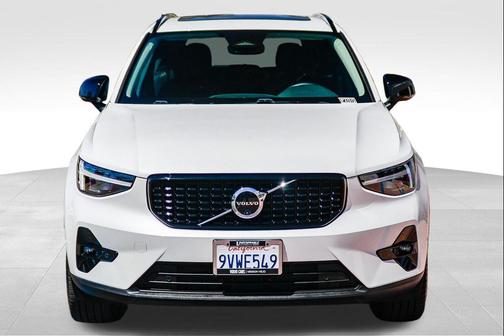 Crystal White 2026 Volvo XC40 Ultra, B5 AWD Gas (mild hybrid), Dark