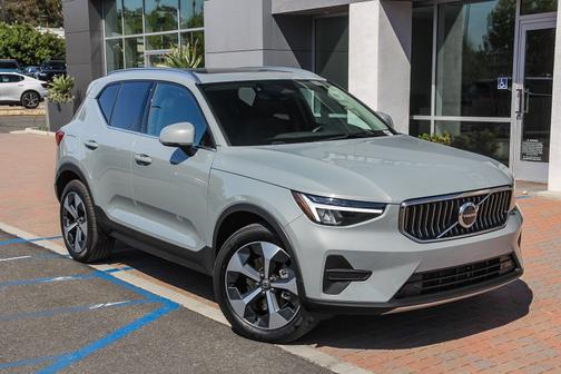 2025 Volvo XC40 B5 Core Bright Theme