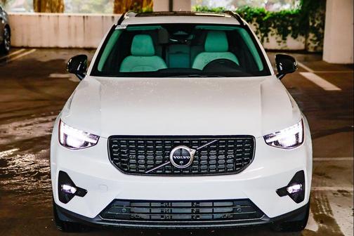 Crystal White 2026 Volvo XC40 Plus, B5 AWD Gas (mild hybrid), Dark