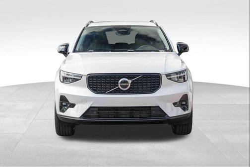 Crystal White Metallic 2023 Volvo XC40 B5 Plus Dark Theme