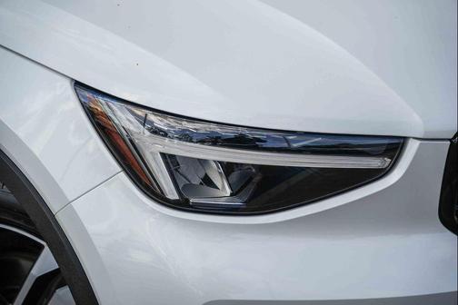 Crystal White Metallic 2023 Volvo XC40 B5 Plus Dark Theme