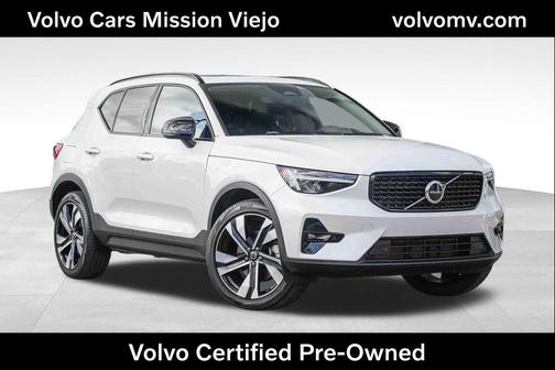 Crystal White Metallic 2023 Volvo XC40 B5 Plus Dark Theme