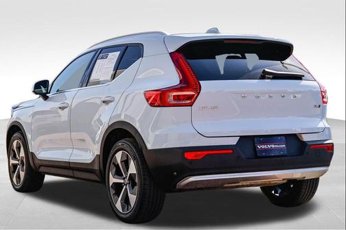 Cloud 2025 Volvo XC40 B5 Plus Bright Theme