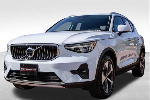 Cloud 2025 Volvo XC40 B5 Plus Bright Theme